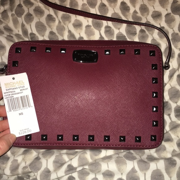 Michael Kors Handbags - MICHAEL KORS CROSS BODY PURSE